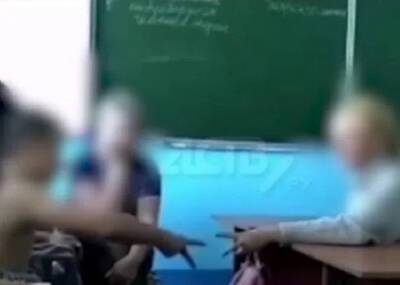 Учитель на Сахалине играла со школьниками на раздевание и вынуждена была уволиться - province.ru