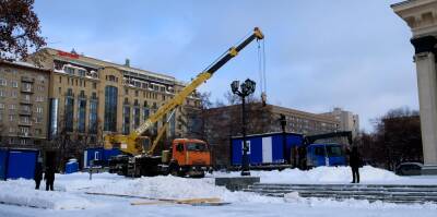 Перед Оперным театром в Новосибирске готовят площадку для заливки катка - runews24.ru - Новосибирск