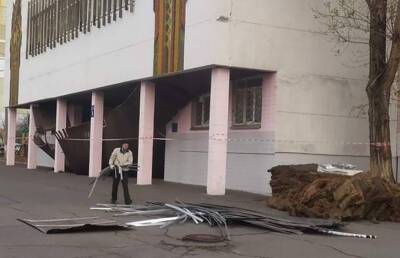 ЧП в украинской школе: на входе упал потолок, "родители здесь ждут детей" - politeka.net - Украина - Киев