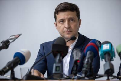 Владимир Зеленский - Кортеж Зеленского после пресс-конференции сбил журналистку телеканала Прямой - mk.ru - Украина