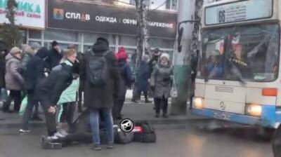 В Пензе госпитализировали мужчину, выпавшего из троллейбуса - penzainform.ru - Пенза