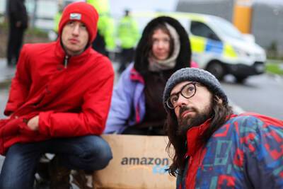 По Amazon ударили «мятежные» активисты - lenta.ru - Англия - Германия - Голландия - Reuters