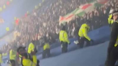 Не менее 12 полицейских ранены в ходе беспорядков на матче в Британии - iz.ru - Англия - Израиль