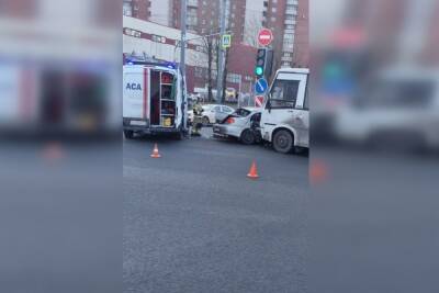 Полиция начала проверку после ДТП с маршруткой на пересечении проспектов Ветеранов и Маршала Жукова - spb.mk.ru - Россия - Ленинградская обл. - Санкт-Петербург