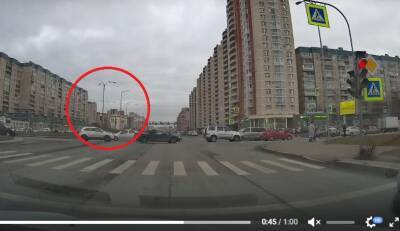 Фонарный столб внезапно «прилег» на проезжающий автомобиль в Приморском районе - neva.today - Санкт-Петербург - р-н Приморский