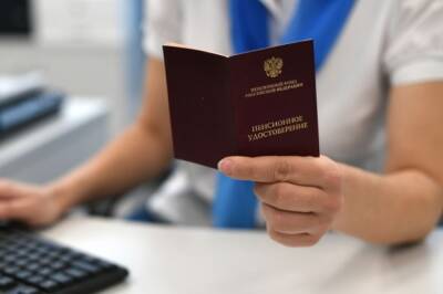 Владимир Путин - Трём категориям пенсионеров с 1 декабря увеличат размер выплат - aif.ru - Россия