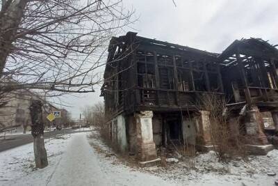 Александр Сапожников - Сгоревший двухэтажный деревянный дом купца Шергова в Чите начали разбирать - chita.ru - Чита