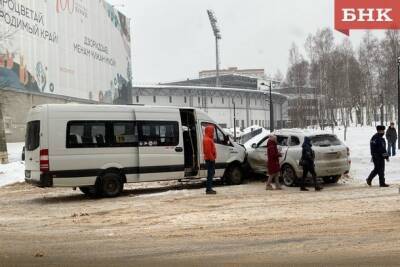 В центре Сыктывкара маршрутка въехала в иномарку - bnkomi.ru - Сыктывкар