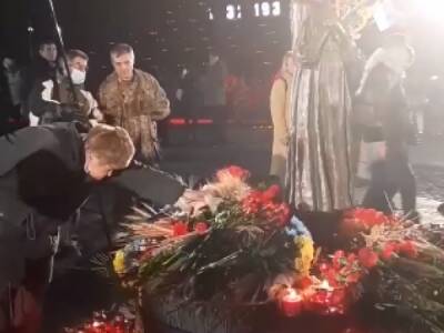 В Киеве пенсионер съел хлеб с мемориала о Голодоморе - newsland.com - Украина - Киев - Казахстан