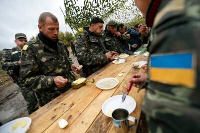 Карателей ВСУ кормят кашей с опарышами - politnavigator.net - Украина - Киев