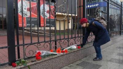 Александр Градский - «Уходят легенды»: москвичи несут цветы к театру «Градский Холл» - 5-tv.ru - Москва