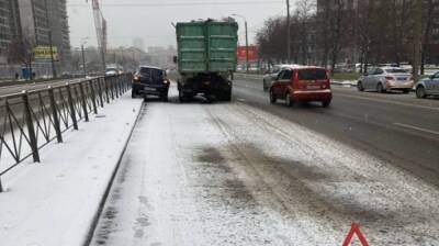 Десятки автомобилей столкнулись на не очищенных от снега дорогах в Петербурге - inforeactor.ru - Санкт-Петербург