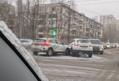 Питер Онлайн - На перекрестке в Московском районе столкнулись каршеринговые автомобили - online47.ru - Петербурга