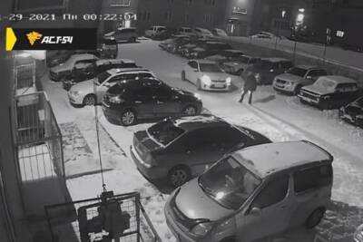 В Новосибирске автомобиль сбил бежавшего за ним мужчину и скрылся с места ДТП - novos.mk.ru - Новосибирск