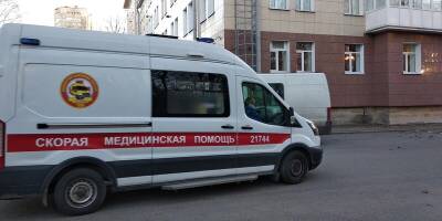 Выпавший с балкона 16-го этажа петербуржец упал на прохожего мужчину - runews24.ru - Санкт-Петербург - район Северной