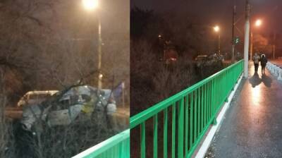 В Воронеже такси вылетела в кювет и застряла в ветках - vestivrn.ru - Воронеж