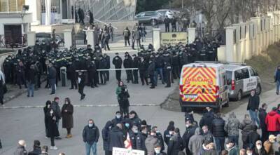 Михеила Саакашвили - Михеил Саакашвили - Под судом Саакашвили начались стычки между полицейскими и оппозицией (ВИДЕО) - lenta.ua - Украина - Грузия - Тбилиси