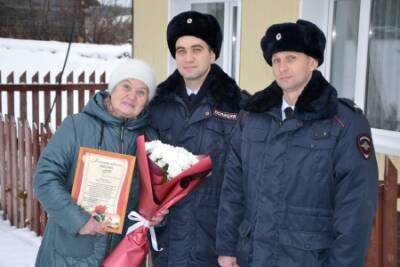 В Кунгуре поздравили мам с праздником и отметили профессиональные достижения их детей - молодых сотрудников полиции - iskra-kungur.ru - Пермь