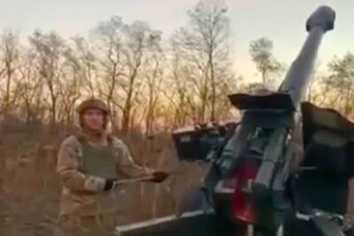Юрий Бутусов - Украинский - Украинский журналист выстрелил из гаубицы в сторону ополченцев в Донбассе - lenta.ru - Украина