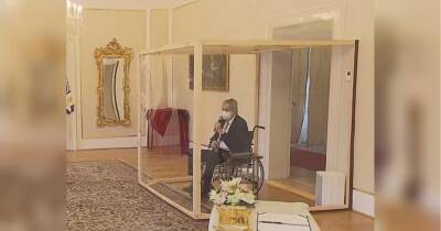 Ковід-позитивного президента Чехії привезли в інвалідному візку та помістили у прозорий бокс — щоб призначити прем'єра - fakty.ua - Украина
