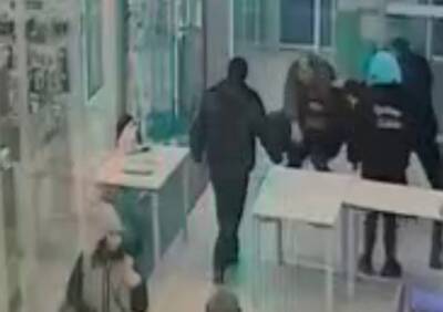 Появилось видео нападения посетителя на охранников в рязанском «Премьере» - ya62.ru