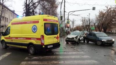 На ул. Локомотивной водители двух Renault пострадали в ДТП - penzainform.ru - Sandero - Пенза