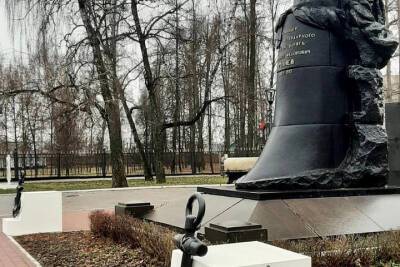 У памятника командиру крейсера «Варяг» в Туле установили новые якоря - tula.mk.ru - Тула