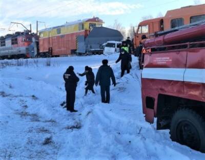 В Алтайском крае три школьника погибли в автомобиле, столкнувшемся со снегоуборочным поездом - nakanune.ru - Алтайский край
