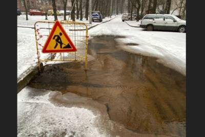 На Бестужевской из-под земли три дня течет холодная вода, посреди дороги образовалось «озеро» - neva.today - Санкт-Петербург