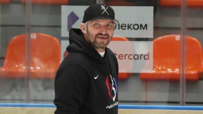 Александр Овечкин - Илья Самсонов - Алексей Протас - Овечкин вручил белорусскому форварду Протасу топор (ВИДЕО) - mir24.tv - Россия - Вашингтон