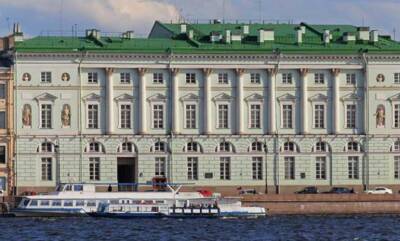 Трое изрисовали Эрмитажный театр надписью длиной 10 метров - neva.today - Санкт-Петербург