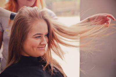 Юлия Галлямова - Трихолог рассказала о сроках выпадения волос после COVID-19 - lenta.ru