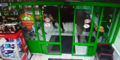 «Лошадь хлеба захотела»: пьяный «казак» попытался заехать в продуктовый магазин верхом - vm.ru - Курская обл.