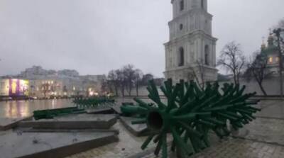 На Софийской площади начали устанавливать главную елку страны - ru.slovoidilo.ua - Украина - Киев