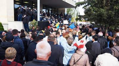 Михаил Саакашвили - Опубликовано видео получения сторонниками Саакашвили денег за участие в митинге - iz.ru - Израиль - Грузия - Тбилиси