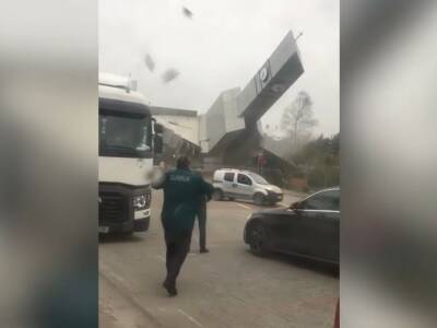 Фахреттин Коджа - В Стамбуле штормовой ветер свалил башню с часами и сорвал крыши с домов, сообщается о погибших - gordonua.com - Украина - Турция - Стамбул