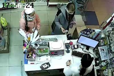 В Курске разыскивают девушек, подозреваемых в серии краж с чужой банковской карты - chr.mk.ru - Россия - Курск