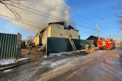 Пожарный упал с крыши при тушении жилого дома в Чите - chita.ru - Чита