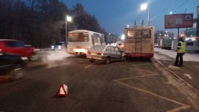 В Челябинске водитель Лады на летней резине сбил водителя троллейбуса - nakanune.ru - Челябинск