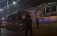 На Хмельнитчине полиция заблокировала автобус с антивакцинаторами, они пытались перекрыть дорогу. Видео - vlasti.net - Киев - Каменец-Подольский