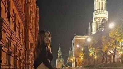 Сфотографировавшаяся на фоне Кремля девушка получила 14 суток ареста - vm.ru - Москва - Россия - Санкт-Петербург