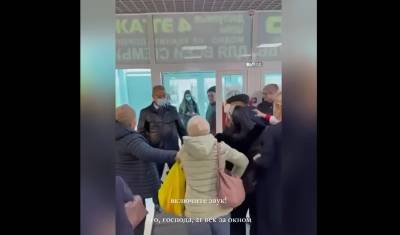 Видео дня: в Бурятии женщины без QR-кодов взяли штурмом магазин - newizv.ru - респ.Бурятия