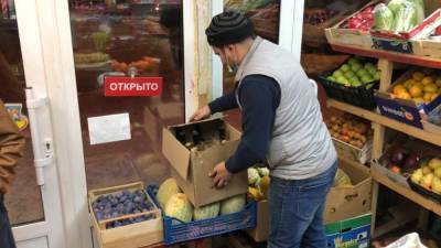 В овощных палатках Екатеринбурга продают алкоголь и насвай (ФОТО) - newdaynews.ru - Екатеринбург