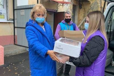 Брянские волонтеры привезли врачам сладости - mk.ru - Брянск - Брянская обл. - район Советский, Брянск