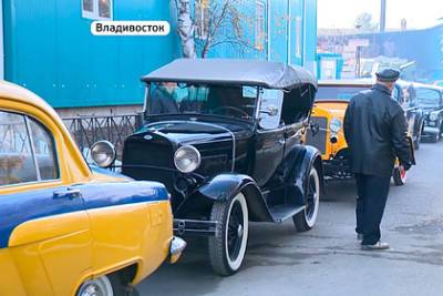 Легендарные раритеты проехали по дорогам Владивостока - lenta.ru - Россия - Владивосток