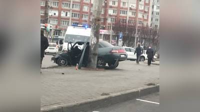 В Воронеже автомобилист у популярного ТЦ влетел в столб: появились фото - vestivrn.ru - Воронеж