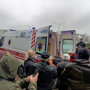 Запорожцы вышли на акцию против принудительной вакцинации: одного из участников забрала «скорая». Фото - reporter-ua.com - Запорожье