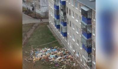 Родственники умершей женщины в завалах мусора в Башкирии устроили свалку на улице - mkset.ru - Башкирия