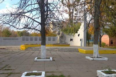 На Украине неизвестные повредили памятник погибшим в Великой Отечественной войне - lenta.ru - Украина - Дергачи