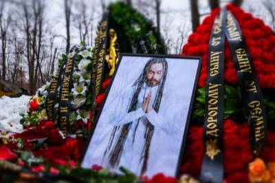 Кирилл Толмацкий - В Москве на Пятницком кладбище неизвестный обокрал могилу Децла - aif.ru - Москва